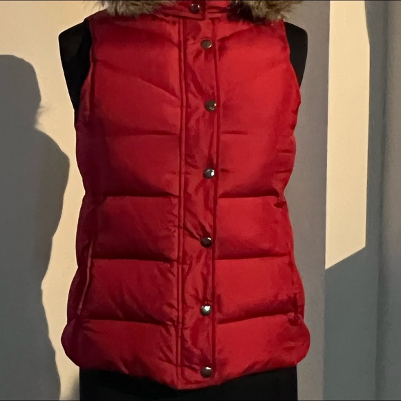 Down-filled hooded puffer vest with faux fur trim - Picture 5 of 8